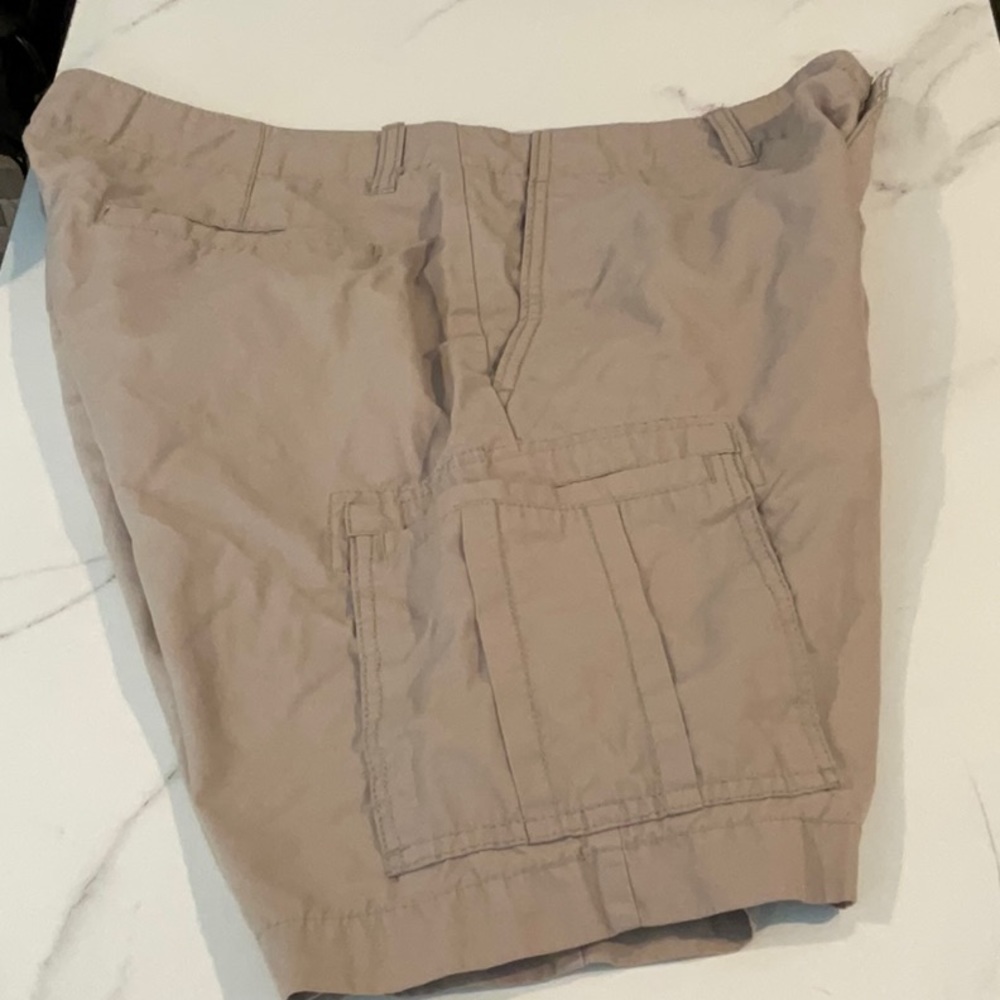 Perry Ellis men’s beige cargo shorts, 34